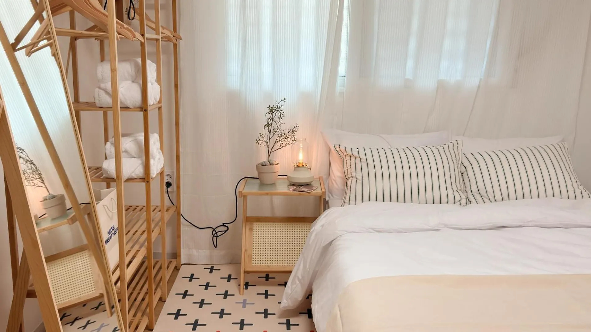 Gangnam 23, 3 Minutes Walk From Sinnonhyeon Station, Airport Bus, 1St Floor, Emotional Accommodation, Sleeps 5, Netflix, Wifi Seúl